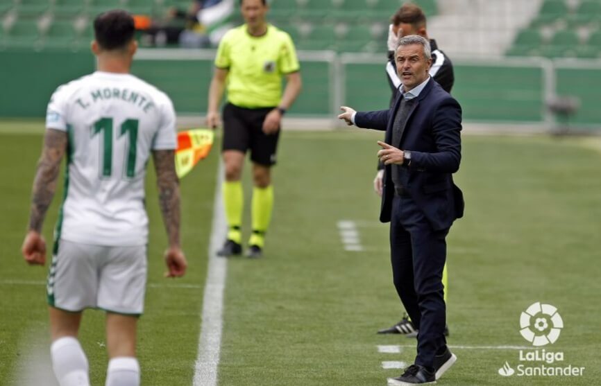 Fran Escribá dirige al Elche durante un partido ante el Levante en la temporada 20-21 / LaLiga